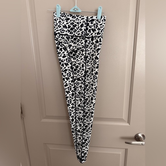 ZYIA Snow Leopard “Light & Tight” high waist leggings Size 14-16 Capri (23-25”) - Picture 9 of 9